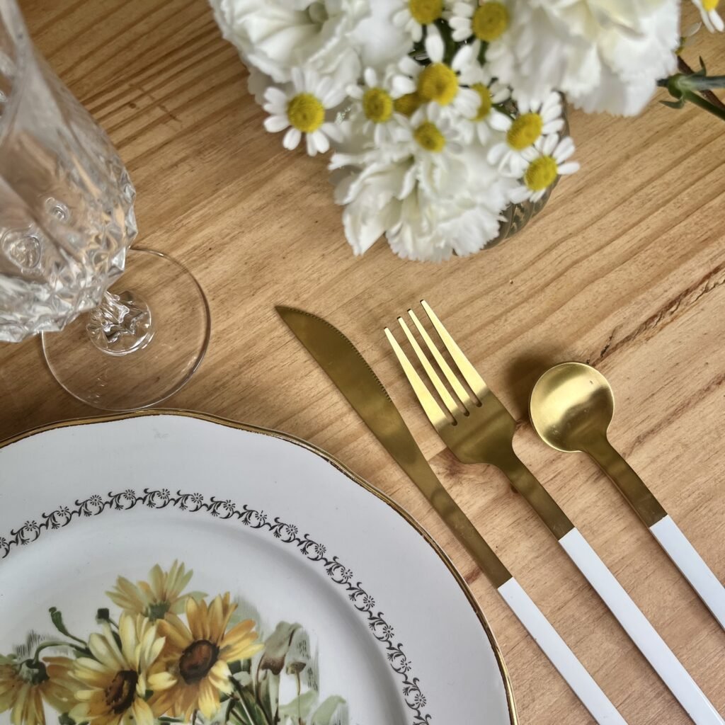 Location de vaisselle vintage pour évènements familiaux, anniversaire, baptême, fête, Pâques, Noël, Nouvel an, Fêtes des meres, Fêtes des pères